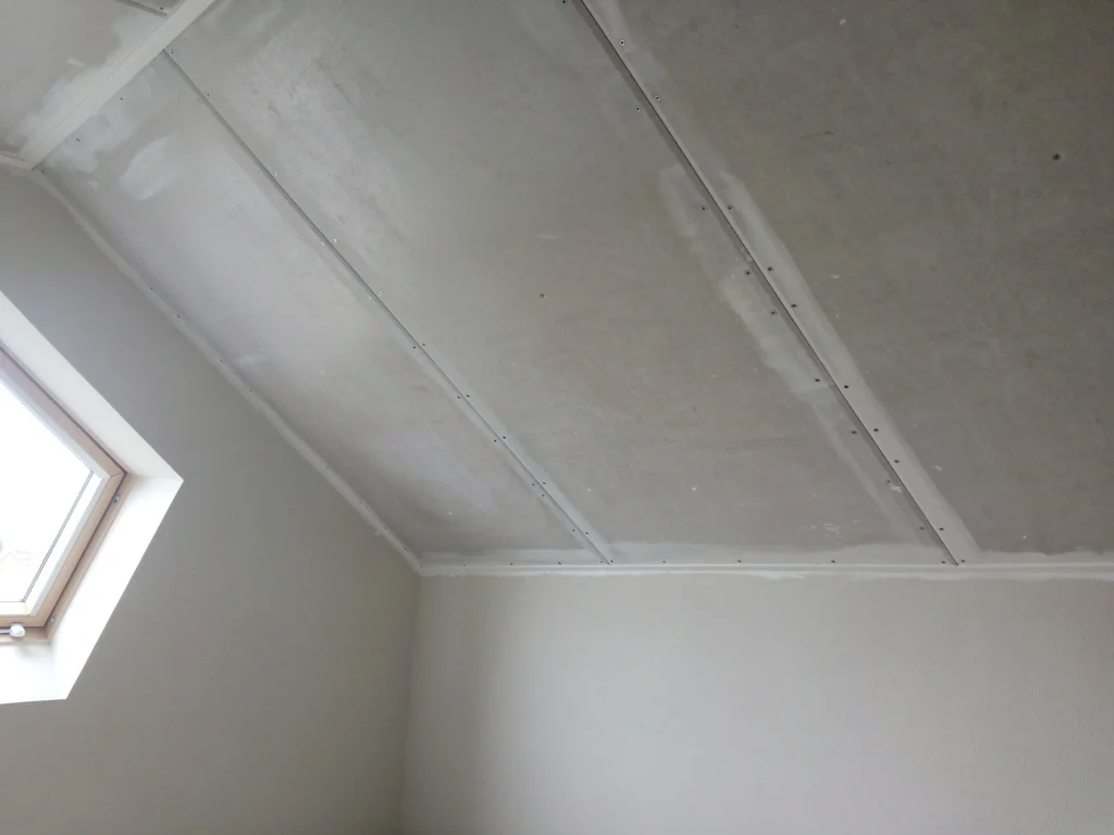 Sous-pente de chambre isolée avec un complexe mince prêt à recevoir la peinture